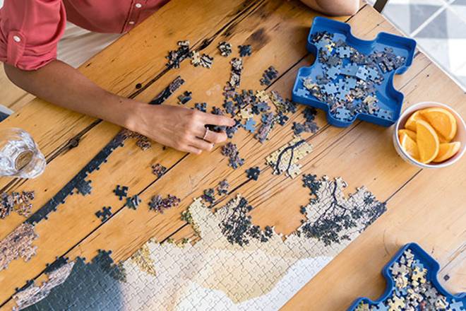 Une femme fait un puzzle Ravensburger