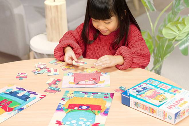Une petite fille fait un puzzle Ravensburger pour enfants
